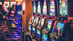 Studio Live Sic Bo di remixtoto menampilkan dealer profesional, cangkir dadu, dan layar hasil pemenang